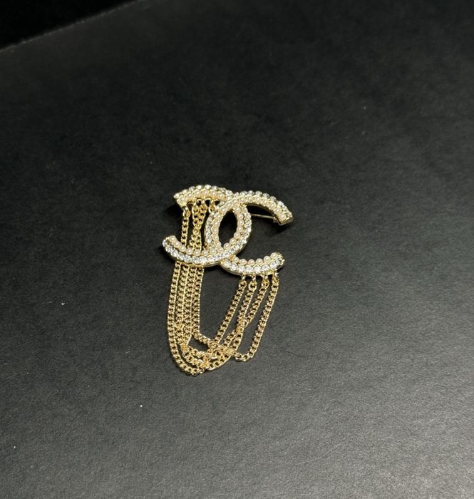 Brosa Chanel cu perle si pietre