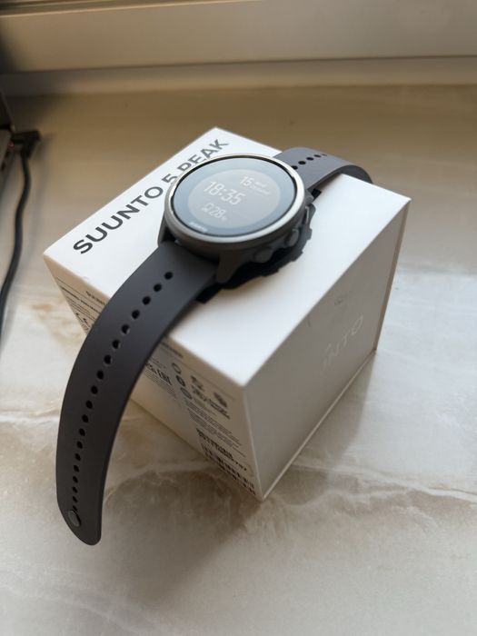 Продавам нов часовник “Suunto” 5 peak black