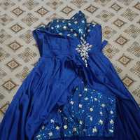 Синя рокля с камани