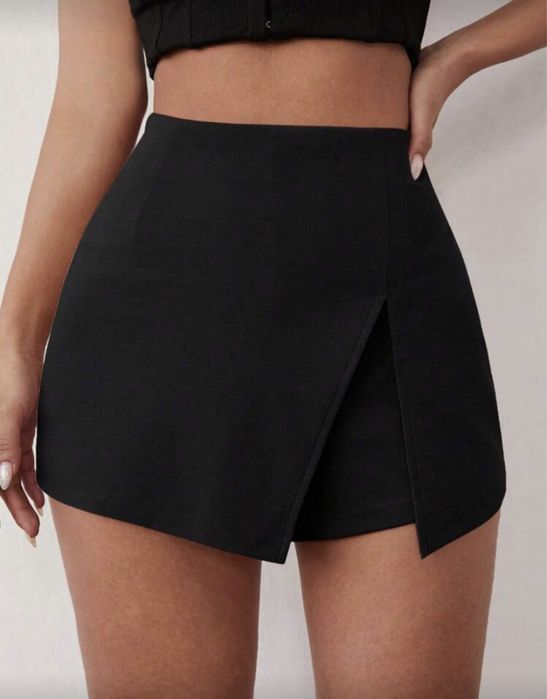 Черна дамска мини пола с цепка – модерна и елегантна