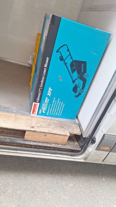 Masina de tuns iarba Makita noua cu acumulator