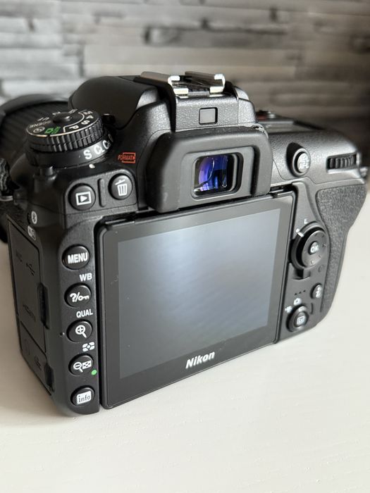 Vând Nikon D7500 + Obiectiv 18-140mm + Accesorii