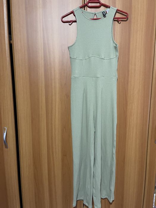 Salopeta verde HM XS si rochie alba cu decupaj Stradivarius XS