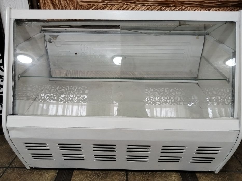 Продам холодильную витрину