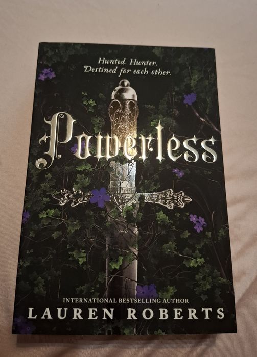 Powerless на Lauren Roberts