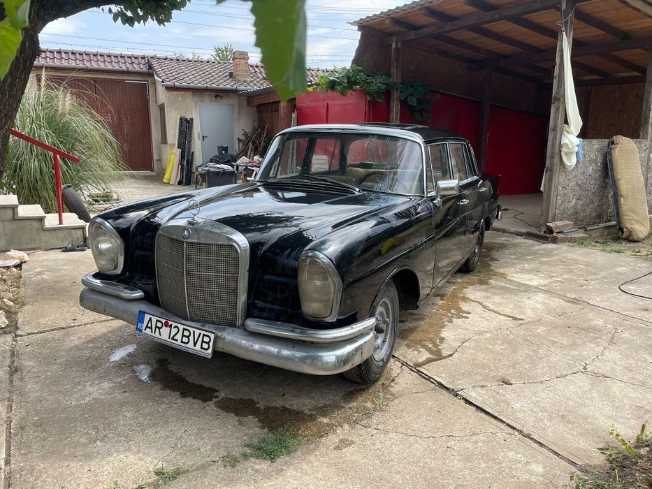 Mercedes-Benz W111 220S