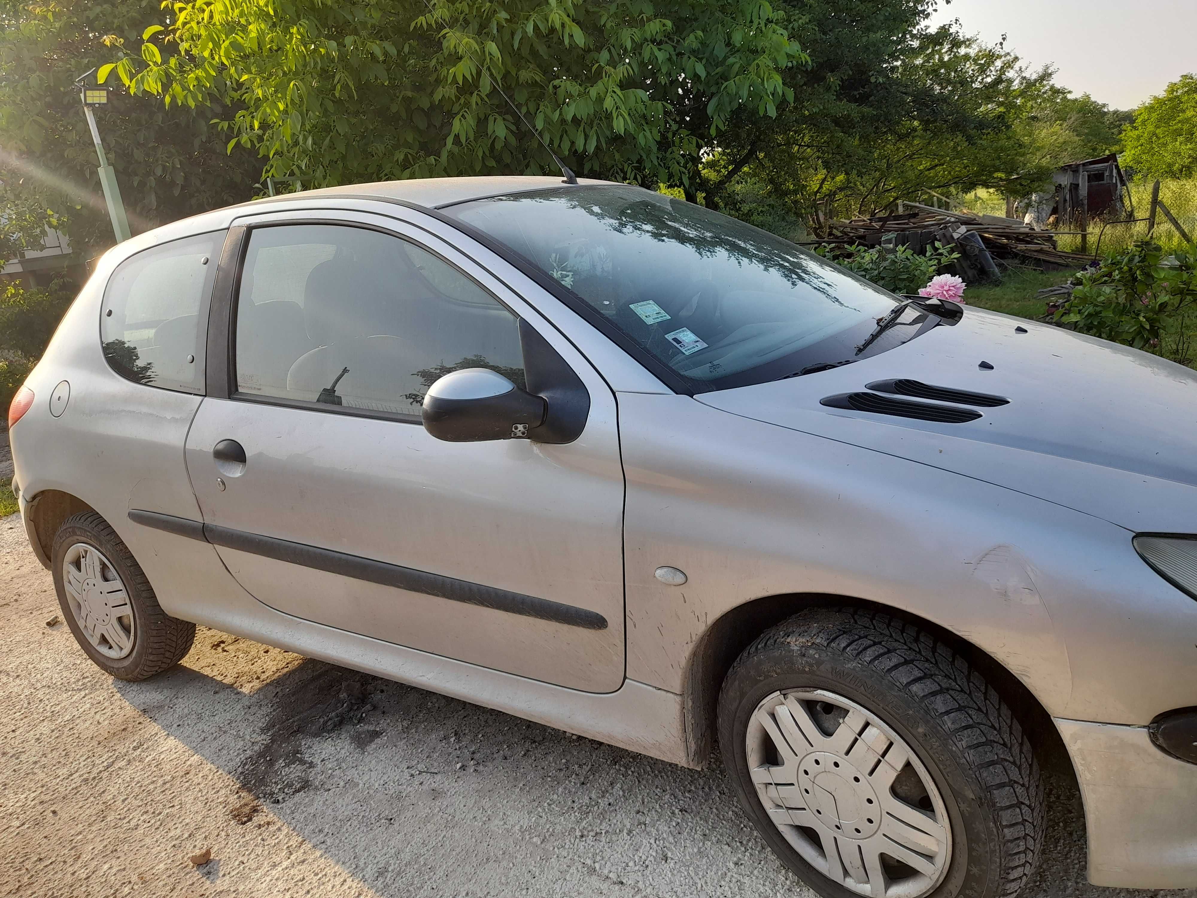 Продавам peugeot 206 технически добре с външни забележки