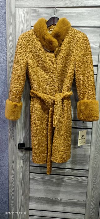 Пальто новое , подклад , глубокие карманы ,.