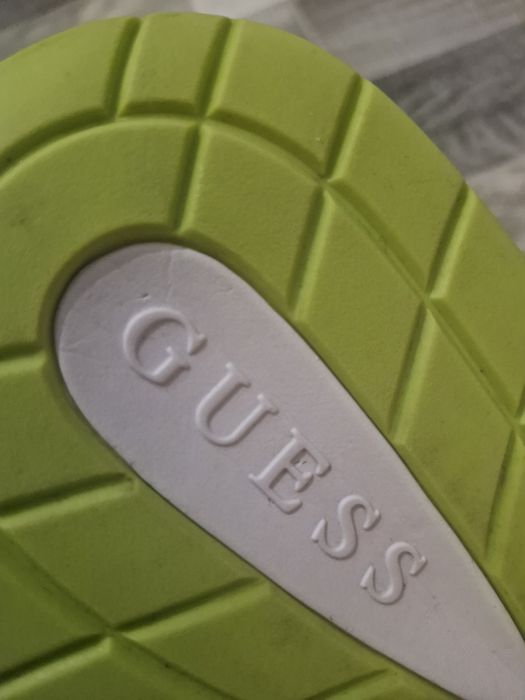 Adidasi Guess . Marime 40