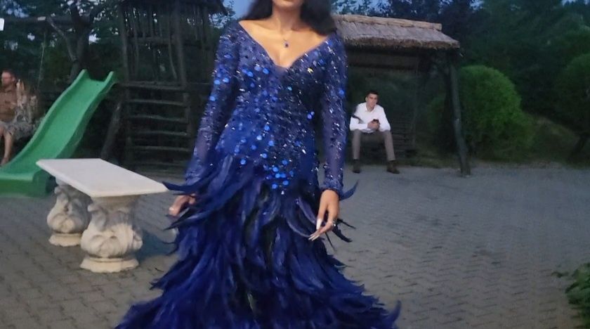 Rochie cu pene extravaganta de închiriat 450 RON sau achiziționat