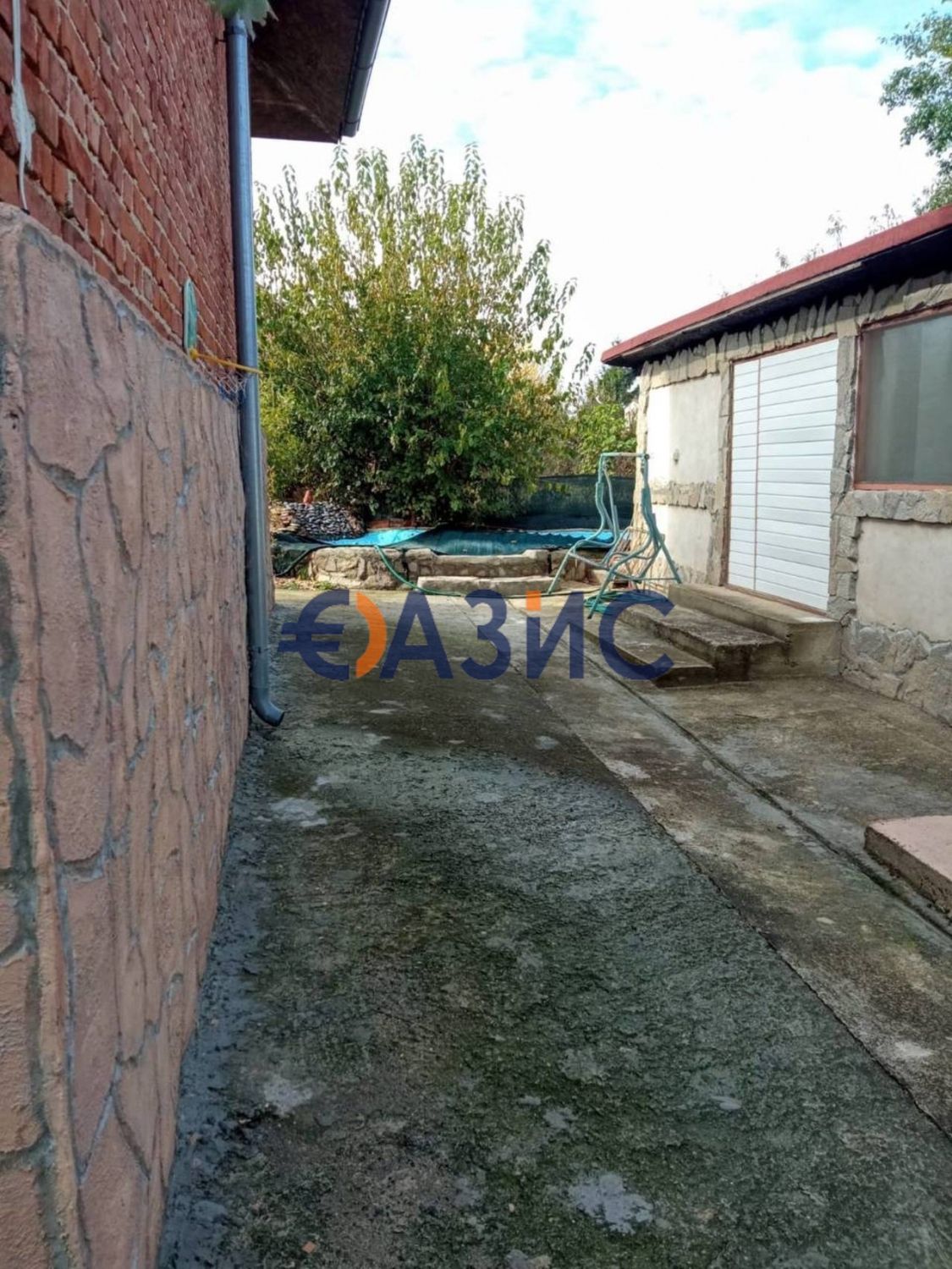 Къща, 162 кв. м с басейн и сауна върху парцел от 1000 кв. м с. Ливада,