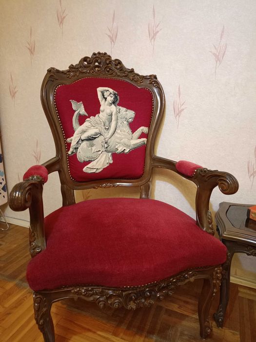 Кресла и масичка "Луи 16-ти" с ръчно бродирани вилерови гоблени.