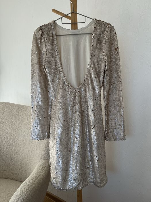 Блестяща рокля в цвят пясък