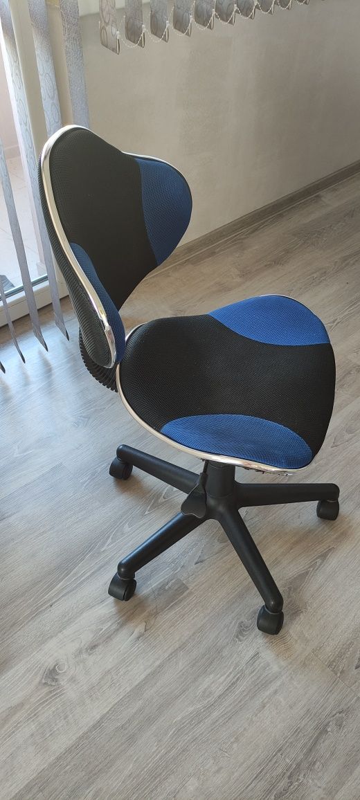 Офис стол със седалка от мемори пяна