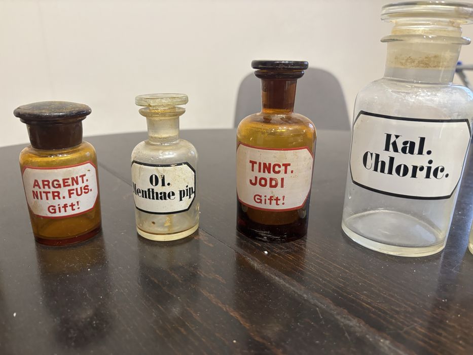 Старинни аптечни стъклени шишета – комплект 8 броя (може и поотделно)