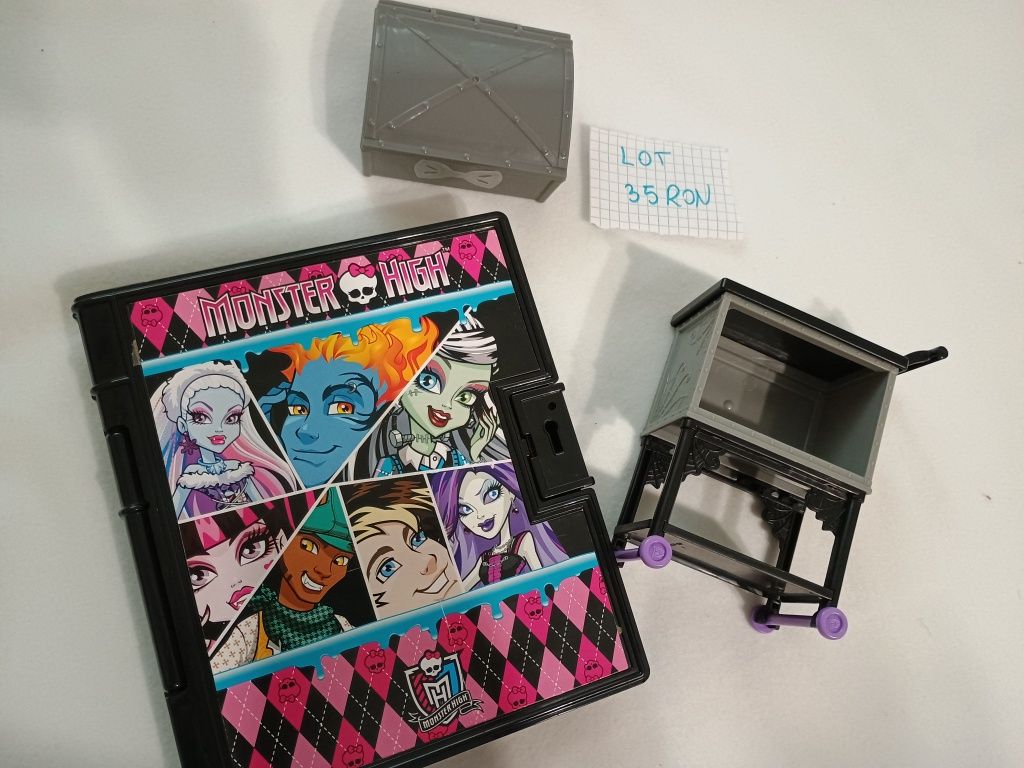 Vând păpuși și accesorii Monster High G1
