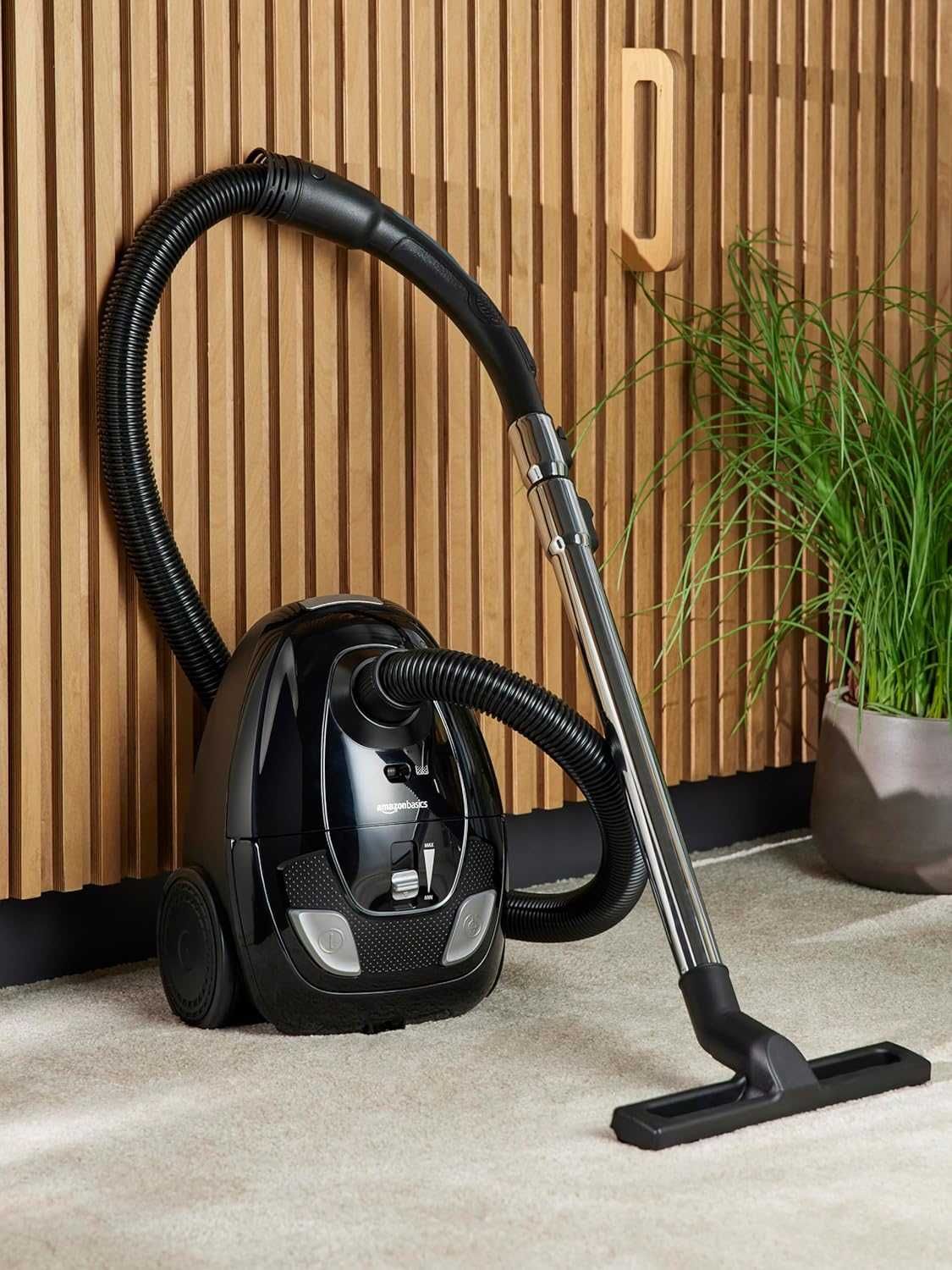 Amazon Basics Мощна, компактна, лека прахосмукачка с торбичка, 700W