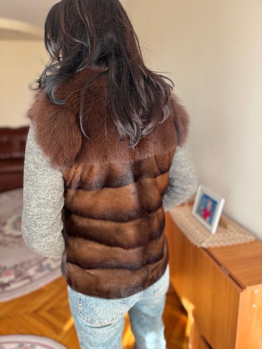 Vesta de nurca cu guler de vulpe