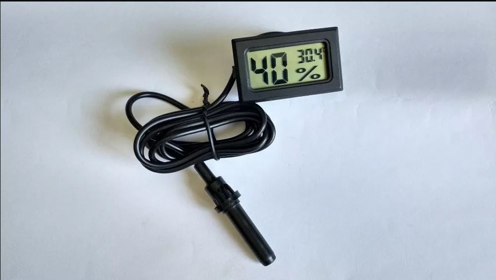 Электронный термометр - гигрометр с датчиком для инкубатора брудера те