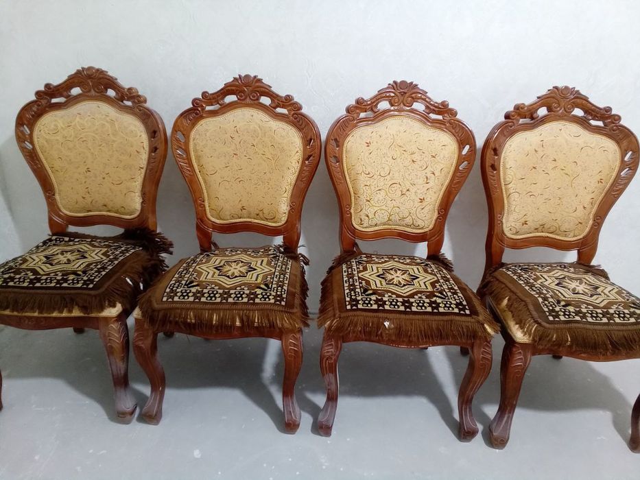 Стулья 8 штук  импортная в хорошем состаяние,