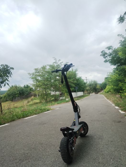 Vand trotineta kukirin g2, necesita o roata pe spate ea are 822 de km,