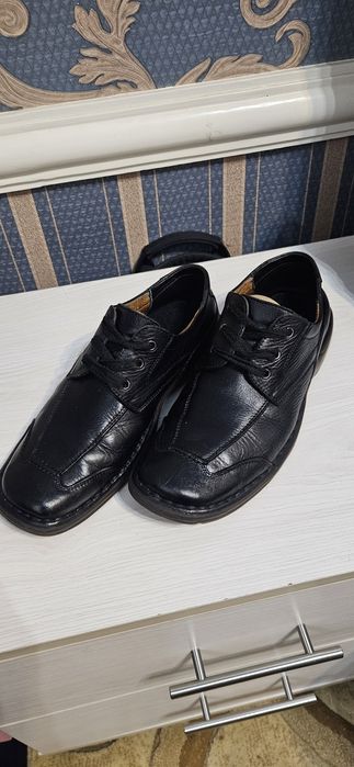 Oyoq kiyimlar sotiladi