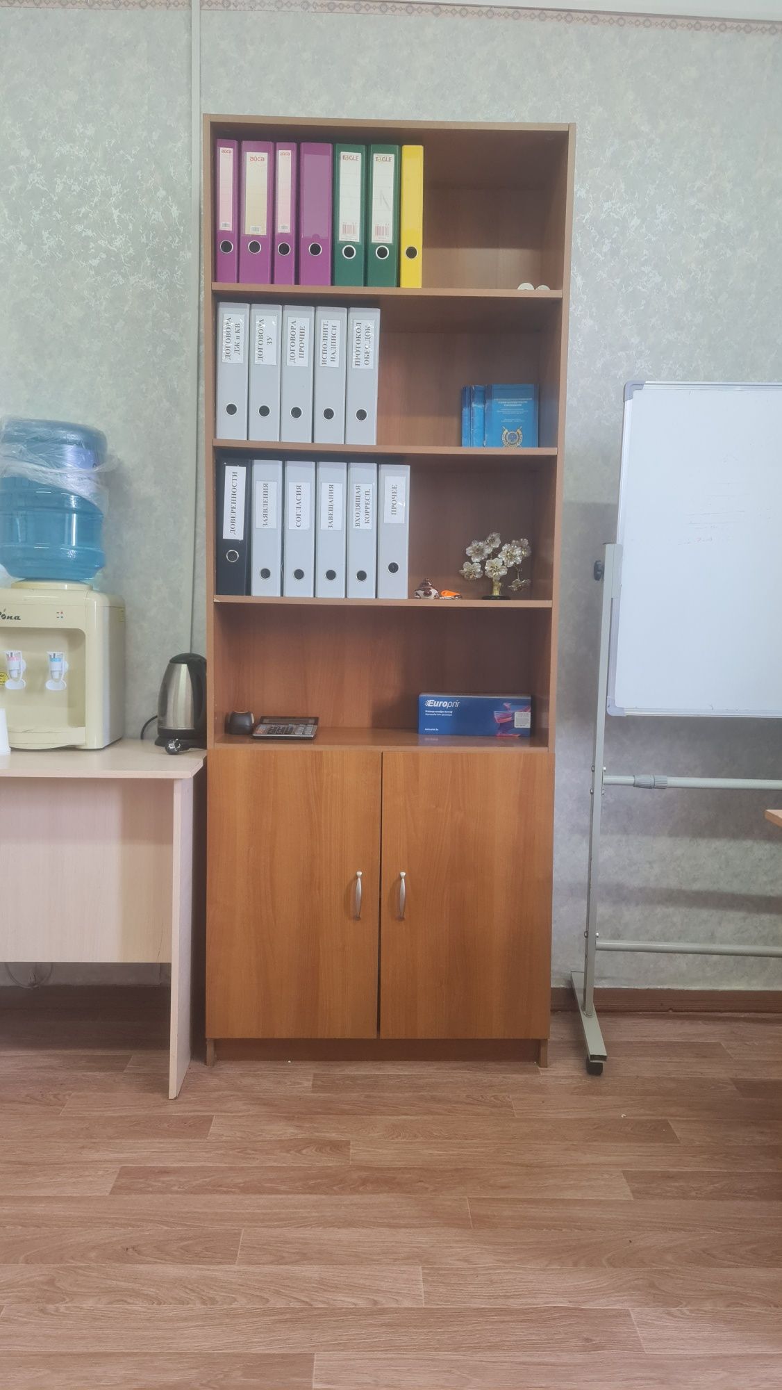 Продам офисные столы и шкаф