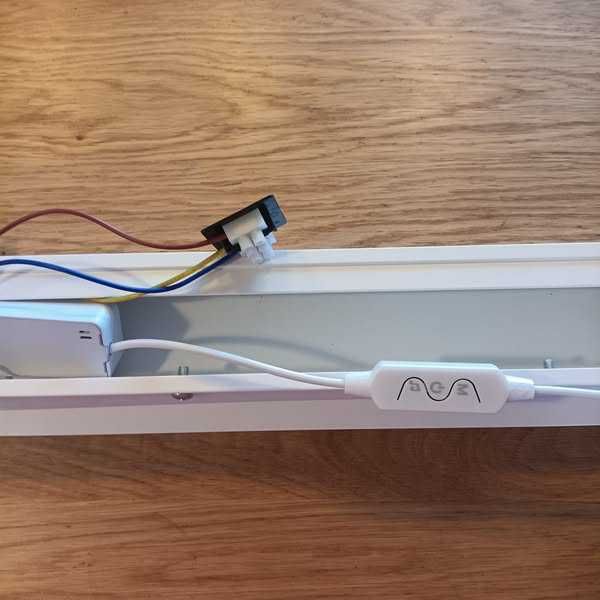 НОВА! Смарт RGB димируемa LED стенна лампа с дистанционно управление