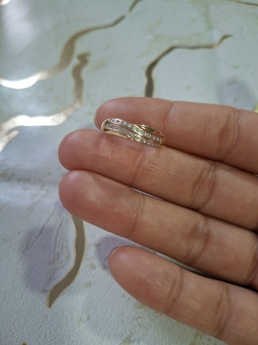 Продам золотое кольцо с бриллиантами