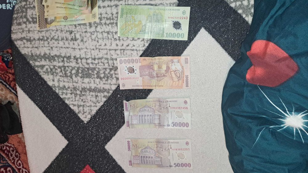 Bacnote din 2000 si din 2001 de vanzare