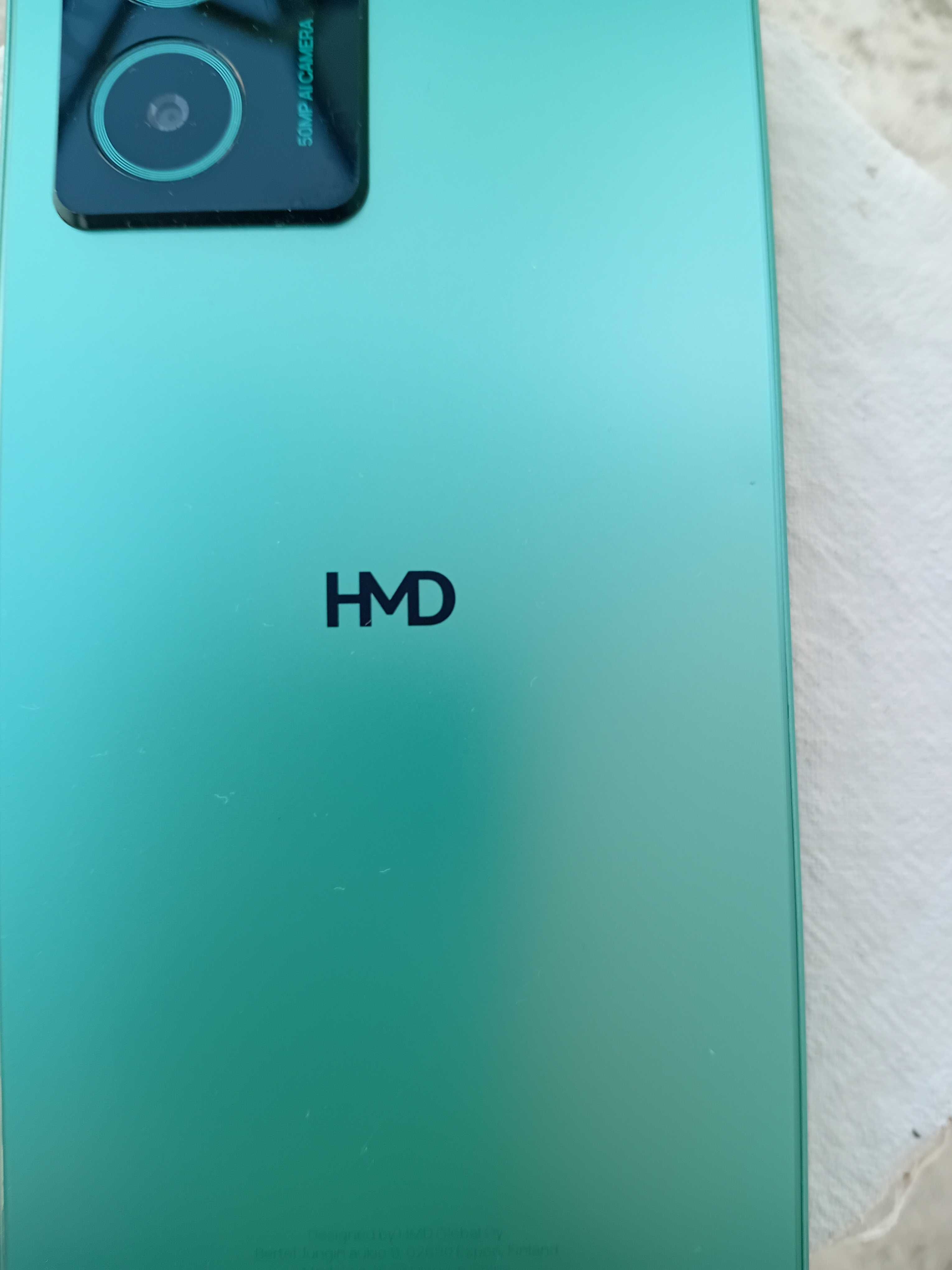 HMD  телефон пише отзад
