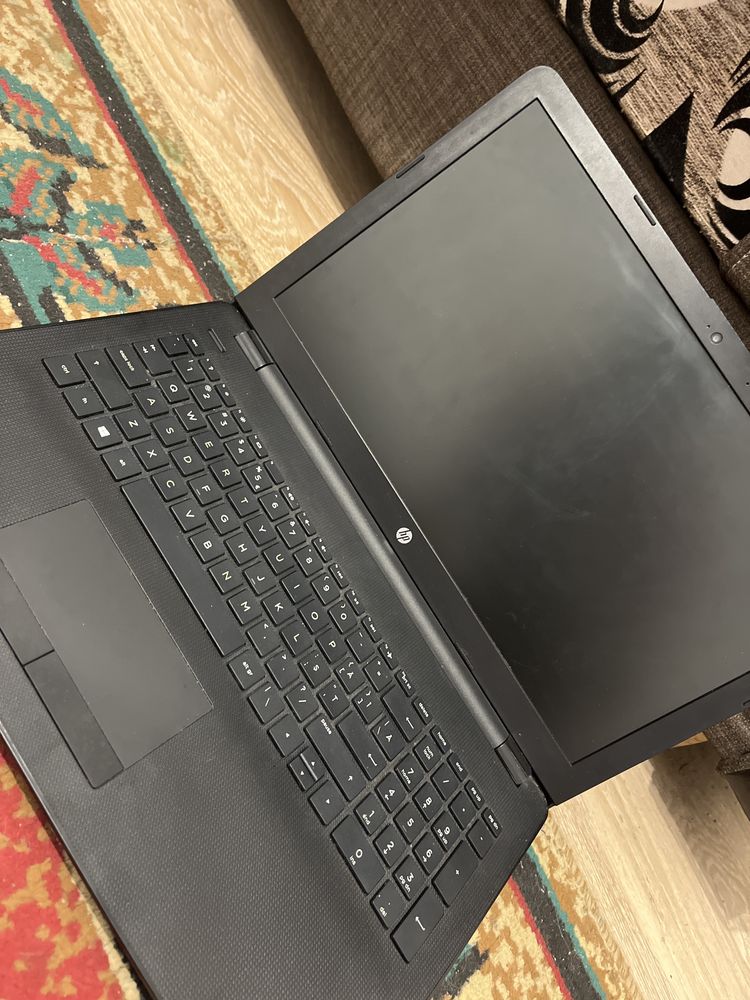 Laptop HP . Culoare:negru