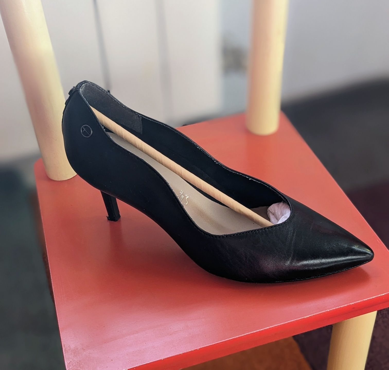 Класически черни обувки Tamaris