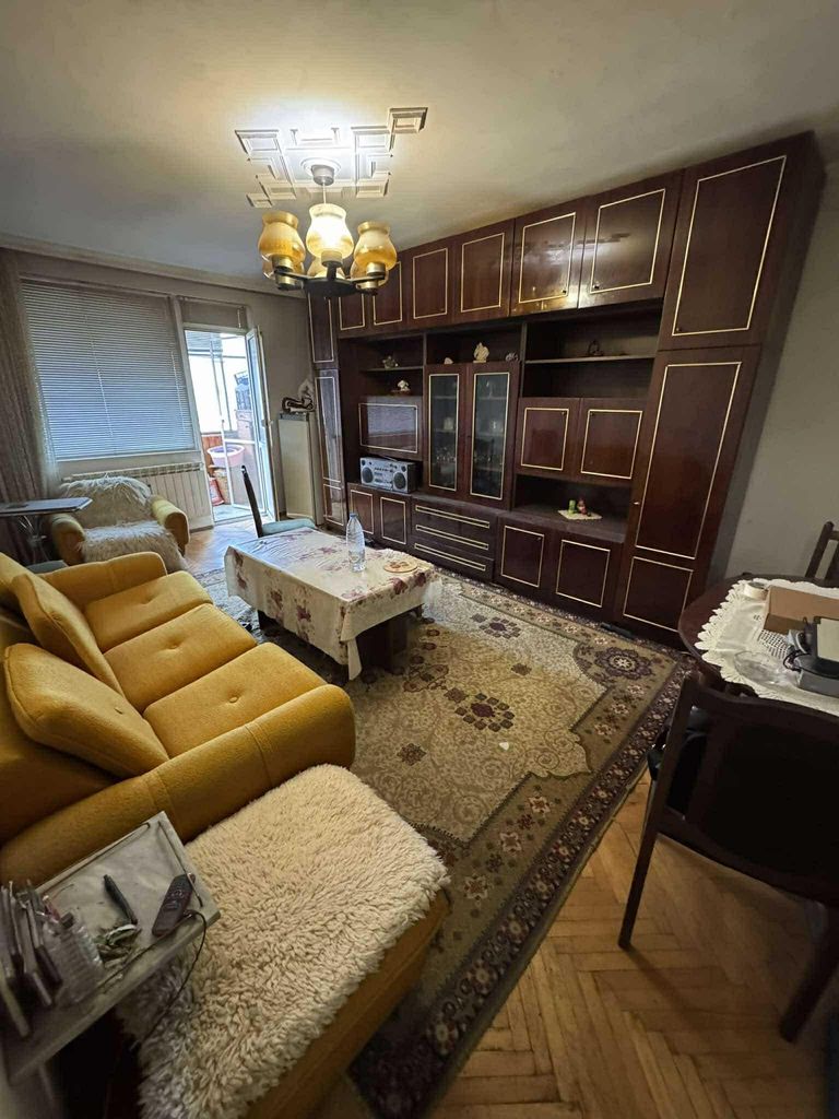 Дава се под наем Двустаен апартамент в Пловдив, Гагарин - 60 кв.м за 300 € - Снимка #1