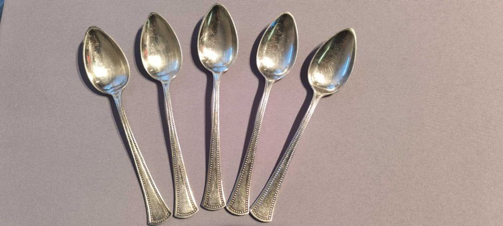 Продават се комплект от 5 посребрени лъжички за кафе.