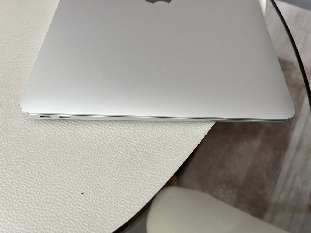 Apple macbook air M1 8/256 страхотен -1299