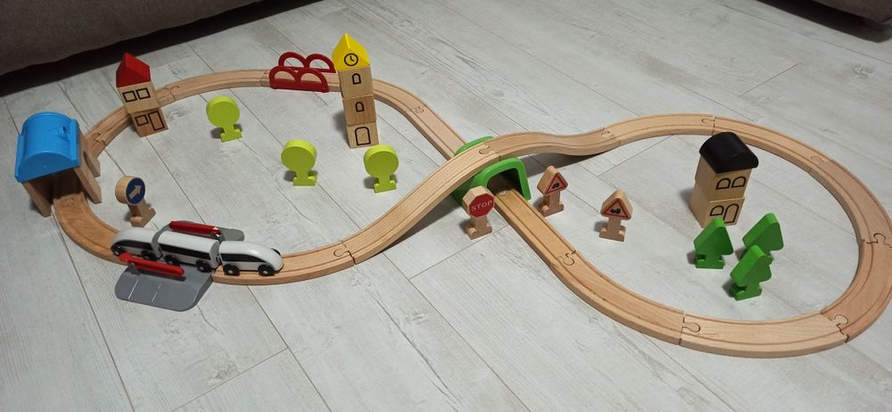 Jucării din lemn: șine de tren gară