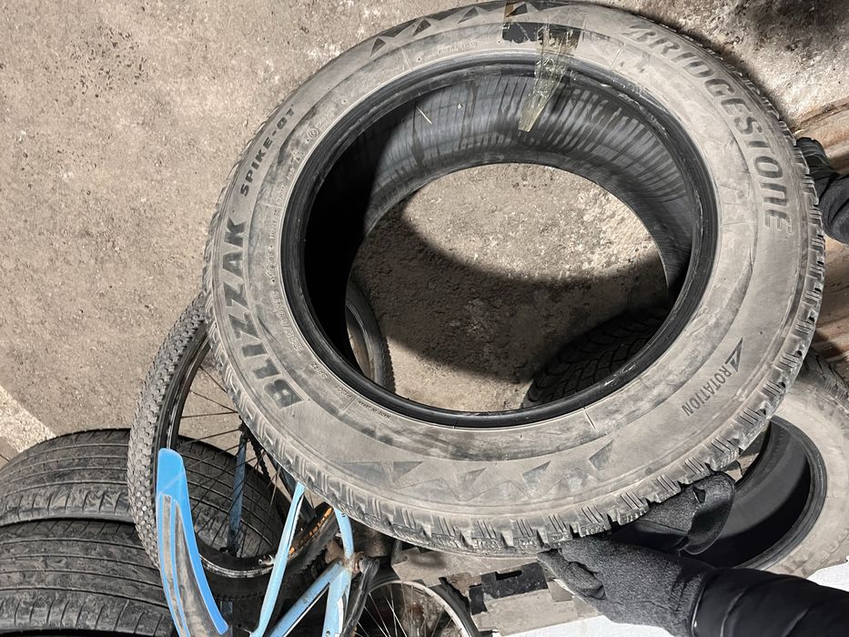 Продам зимние шины 235 R18 70 bridgestone blizzak spike 01