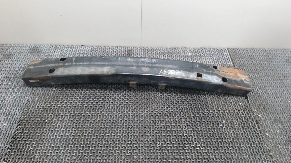 На Toyota Sequoia — Усилитель бампера.