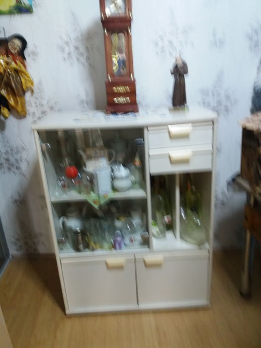 vand vitrina alba pt.camera tineret