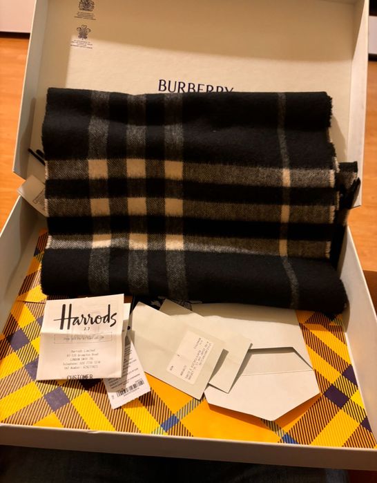 Шал на Burberry с кутия и документи