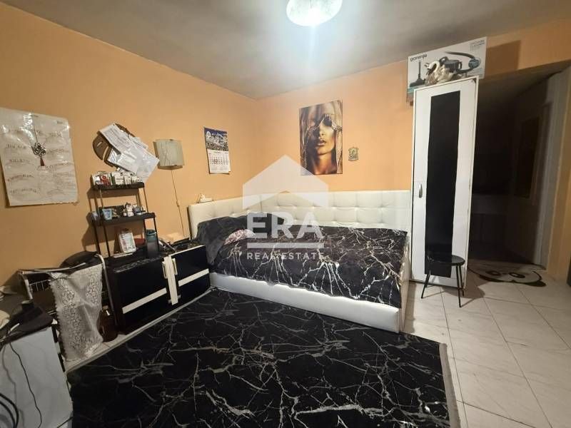 Ексклузивна, едноетажна, тухлена къща за продажба, с двор, на ул. Иван