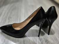 Черни лечени обувки на висок ток No40