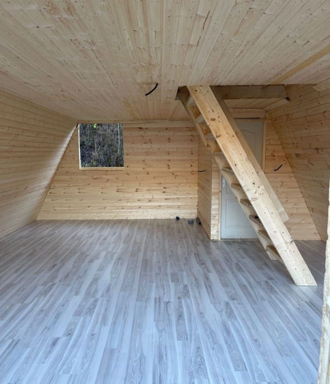 Construim cabane și case tip A 
Câteva din avantajele caselor din lemn