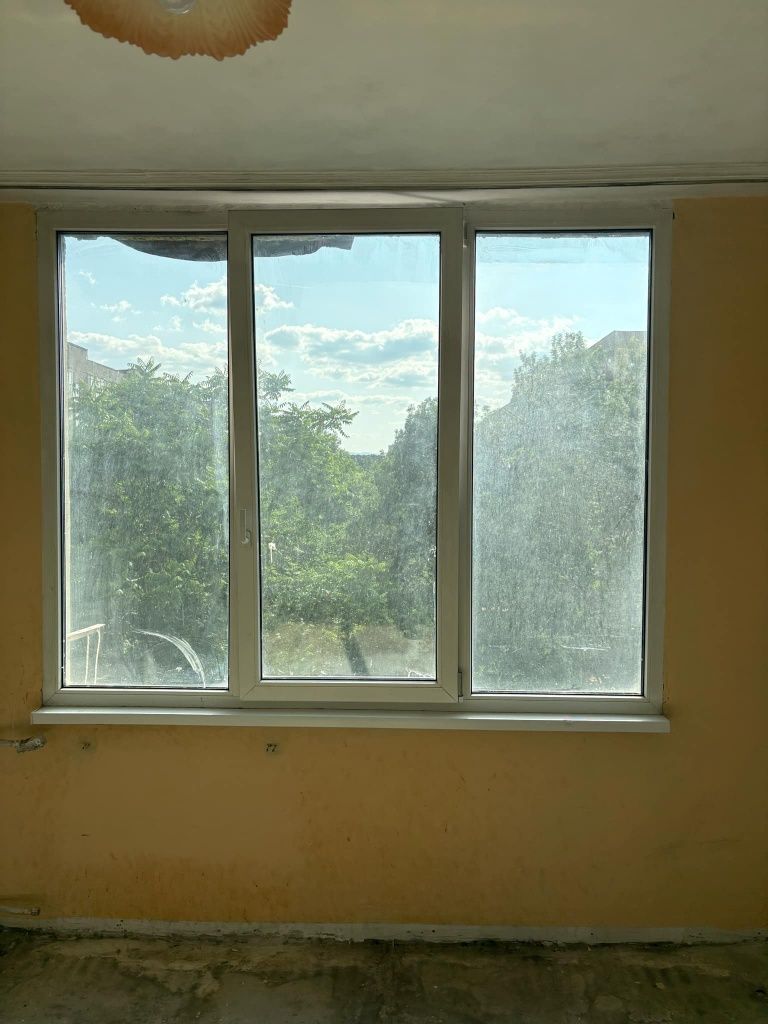 Продавам много запазени 2 броя ПВЦ-дограма-REHAU