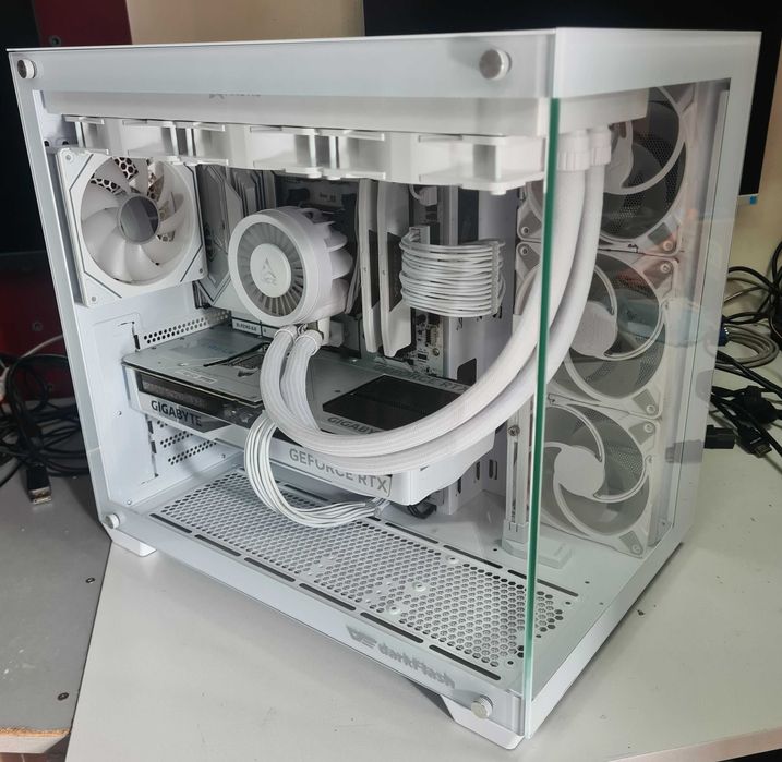 Ryzen 7 9800X3D/32GB GDDR5/2TB SSD NVME/RTX 5070TI-16GB