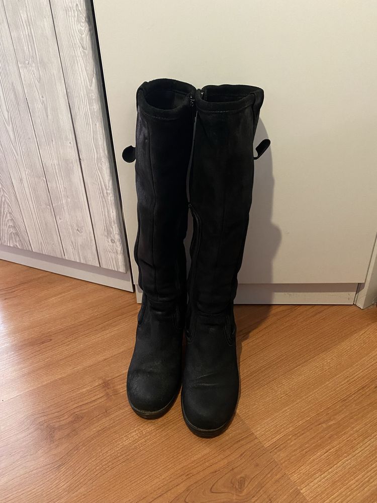 Vand cizme negre elegante cu toc din piele intoarsa marimea 39