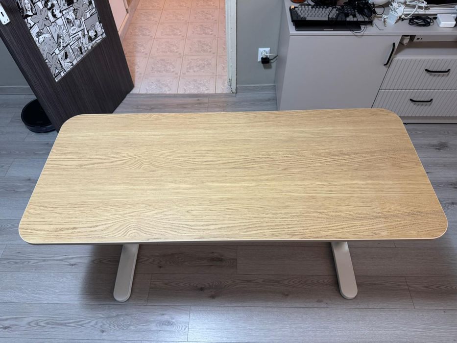 Birou IKEA BEKANT 140x60 – stare excelentă, reglabil pe înălțime