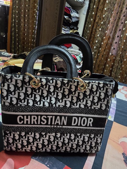 Geanta de mana deosebita