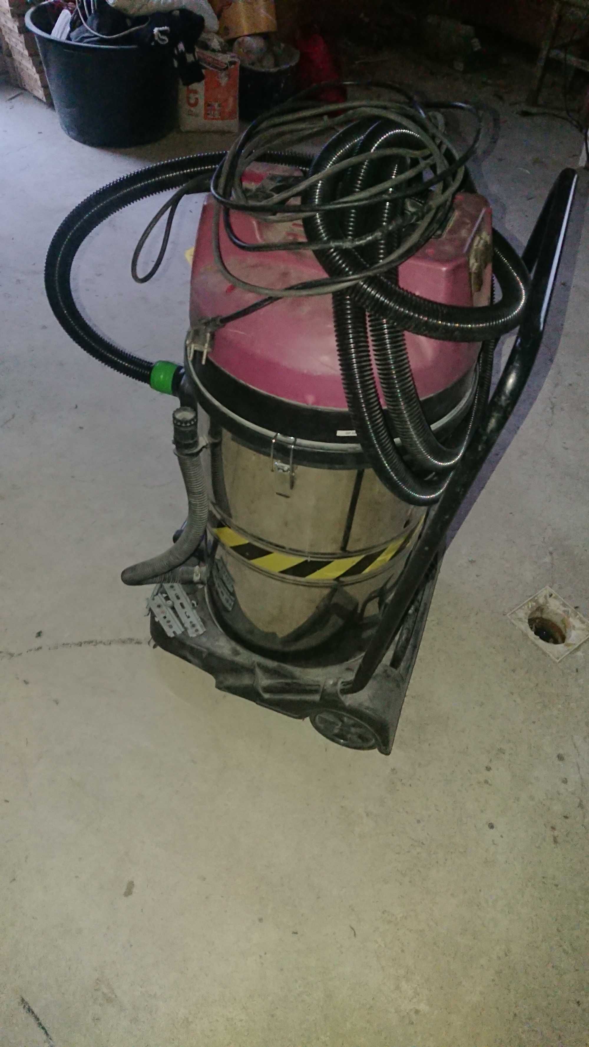 Aspirator PROFESIONALde 3kw.cu 3 motoare a 1000w ,umed-uscat, Italia.